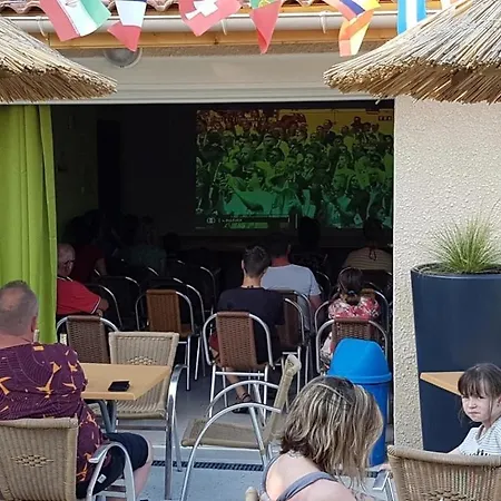 Kemping Zecamping 4 Animaux Acceptes Avec Piscine Chauffee Toboggan Et Tennis Ucel
