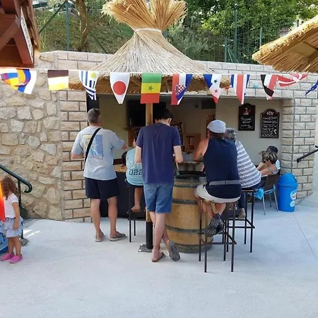 Zecamping 4 Animaux Acceptes Avec Piscine Chauffee Toboggan Et Tennis Kemping Ucel