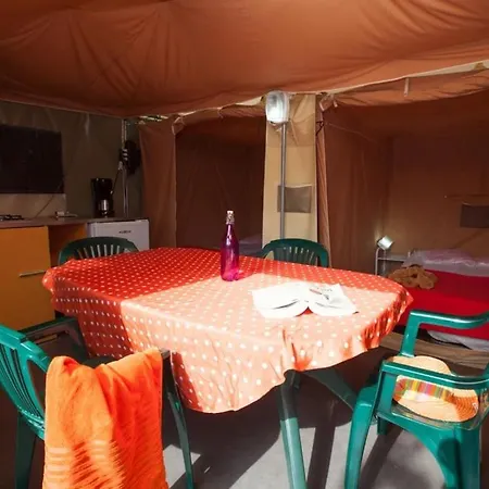 Zecamping 4 Animaux Acceptes Avec Piscine Chauffee Toboggan Et Tennis